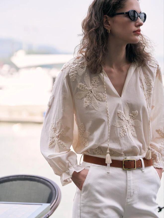 Không phải sơ mi trắng hay kẻ sọc, hội nàng thơ nên thay thế bằng 3 kiểu sơ mi này để "hack" tuổi - 11