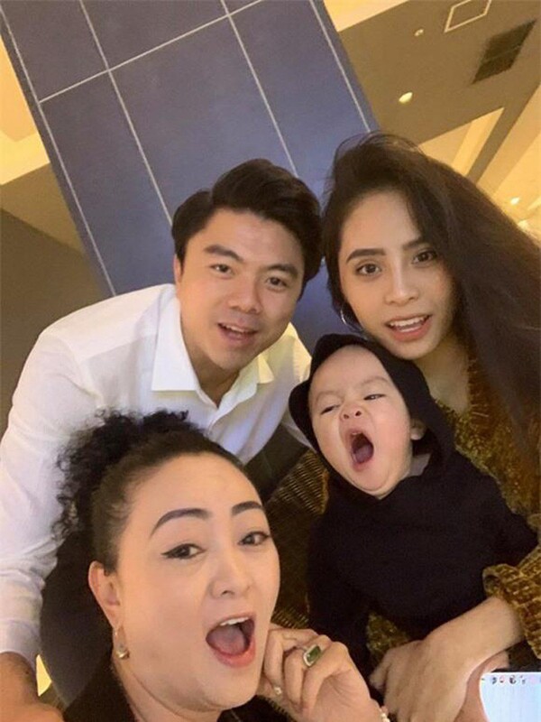 Mẹ chồng ca nương Kiều Anh U50 được khen quý phái, sinh đôi ở tuổi 47 mà vóc dáng vẫn ngời ngời - 2