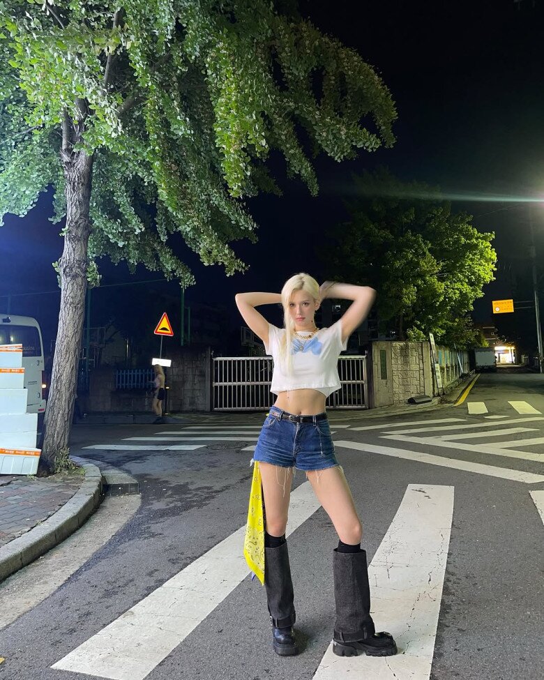 Hội gái Hàn có 8 công thức diện short denim đơn giản mà &#34;hack&#34; dáng cực đỉnh, kéo chân dài cả mét - 7
