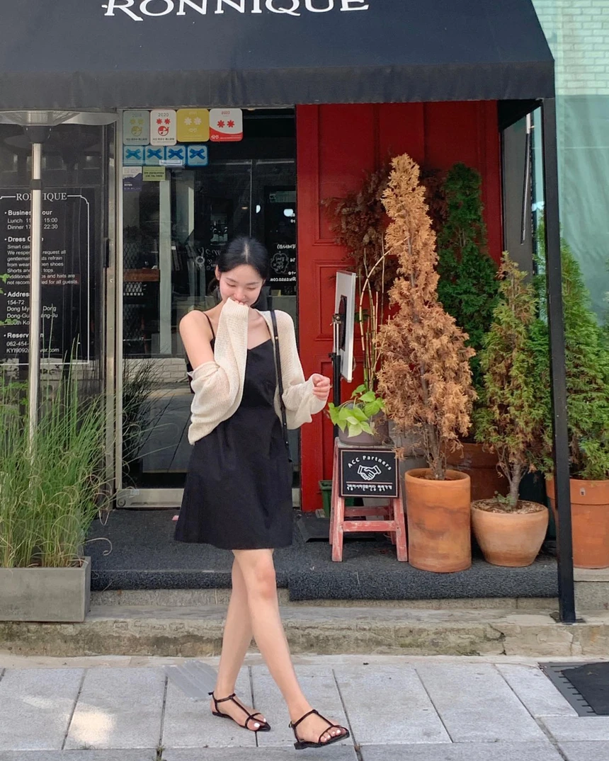 Muốn mặc đẹp với váy 2 dây không khó, sắm ngay 4 món đồ vừa dễ diện lại siêu thanh lịch và nữ tính này - 5