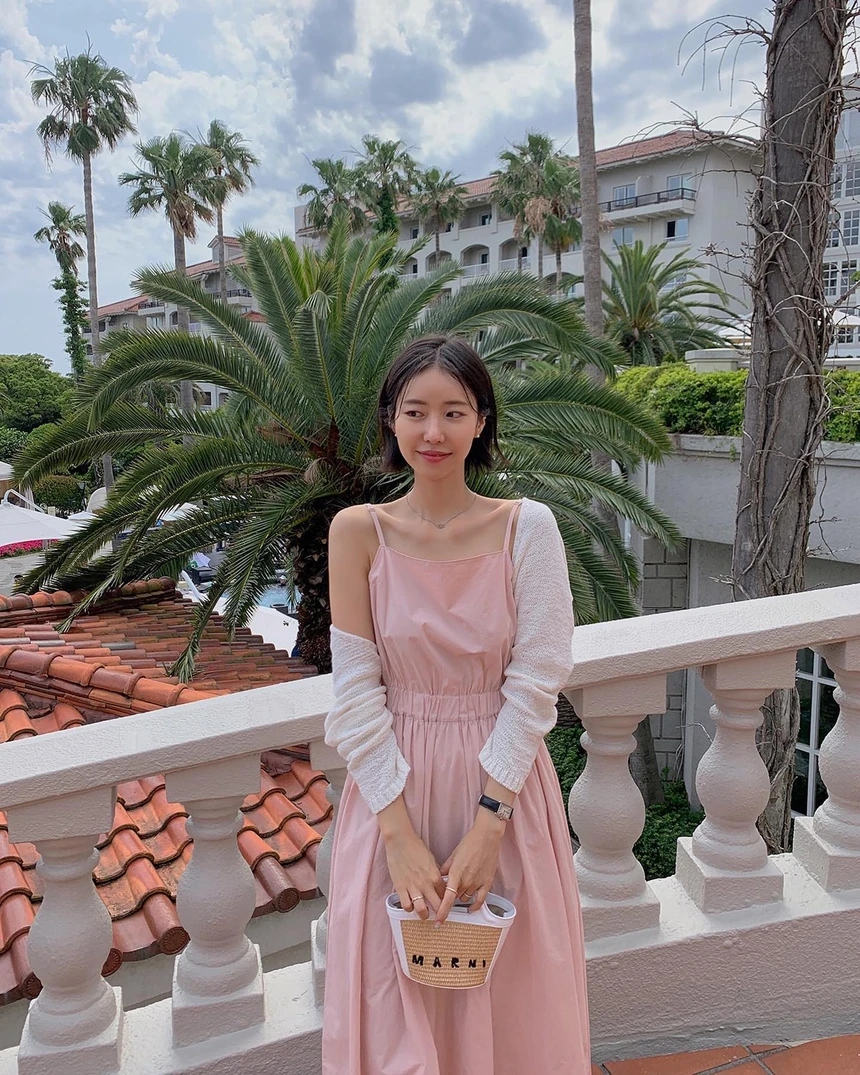 Muốn mặc đẹp với váy 2 dây không khó, sắm ngay 4 món đồ vừa dễ diện lại siêu thanh lịch và nữ tính này - 4