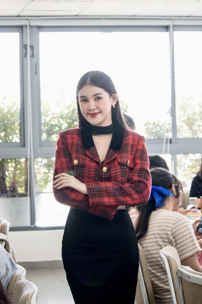 Nữ giảng viên đại học sành điệu nhất nhì showbiz, xách cả &#34;lâu đài&#34; xuống phố, sang chảnh từ giảng đường ra phố khó ai đọ lại - 19