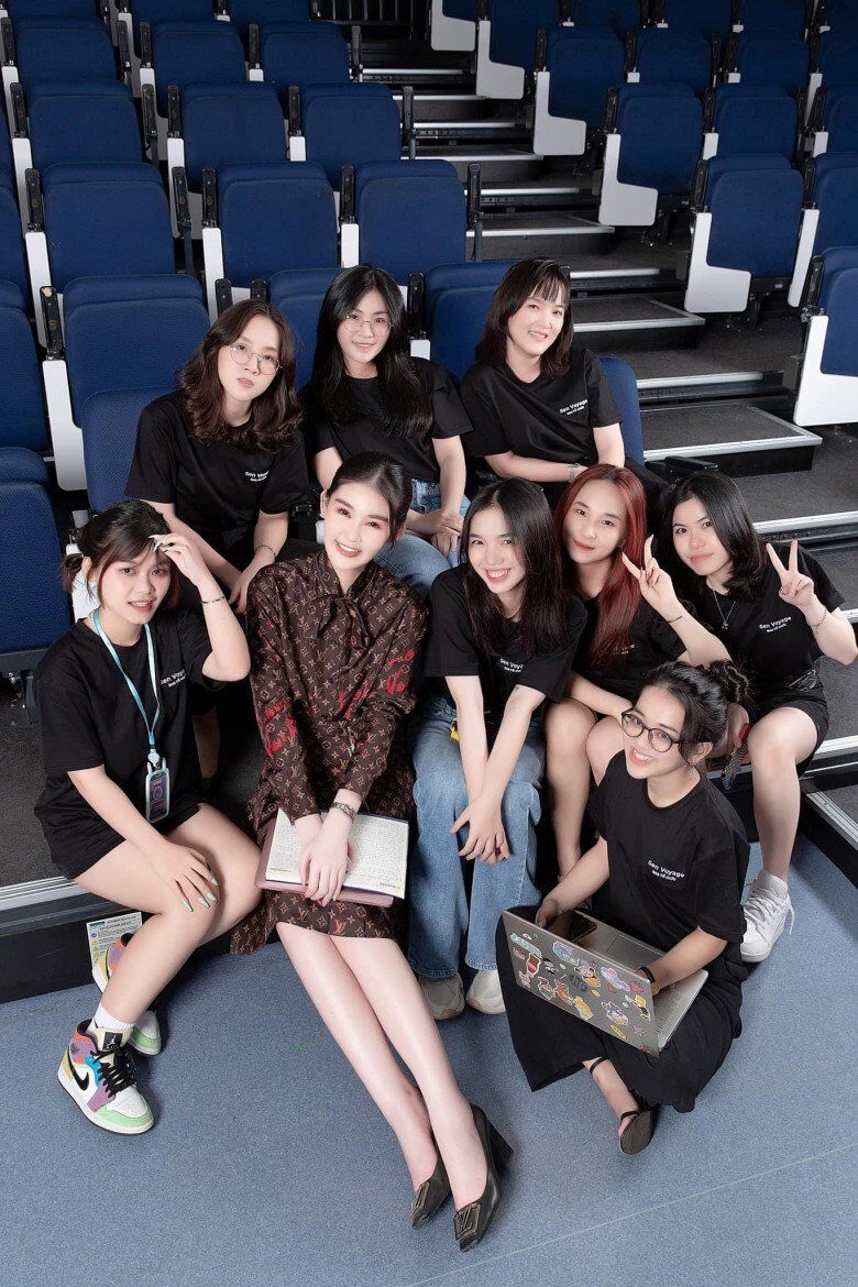 Nữ giảng viên đại học sành điệu nhất nhì showbiz, xách cả &#34;lâu đài&#34; xuống phố, sang chảnh từ giảng đường ra phố khó ai đọ lại - 20