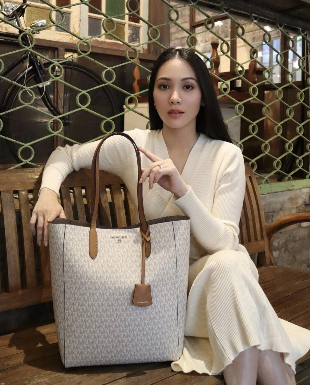 Người sành túi chỉ dùng 4 mẫu suốt đời: Chọn đúng một chiếc là mặc gì cũng sang, không bao giờ lỗi mốt - 4
