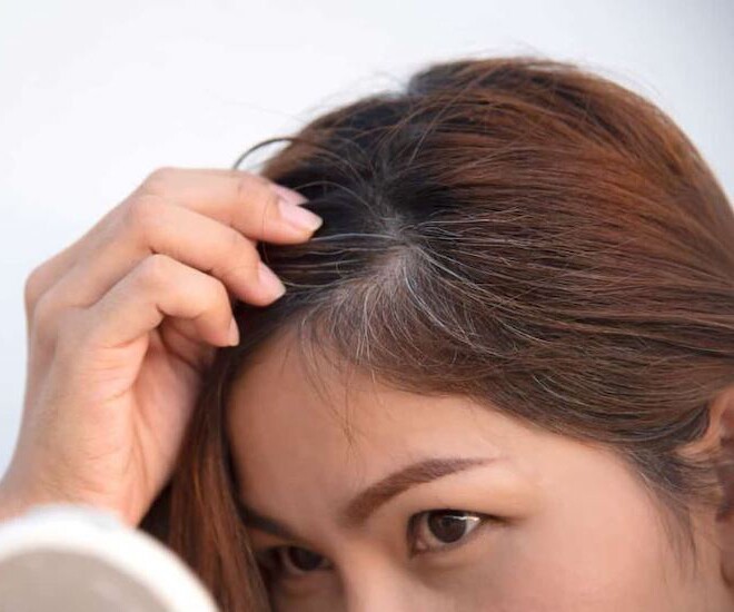 Nhổ tóc không làm giảm đi lượng tóc bạc, chị em áp dụng 5 mẹo sau để tóc đen nhánh và óng mượt như lụa - 1