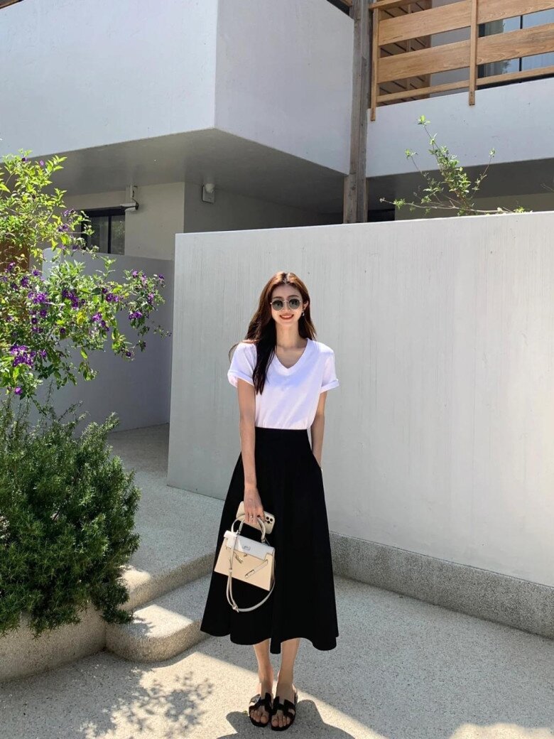 Những cô nàng theo đuổi phong cách thanh lịch mặc áo phông, sơ mi với chân váy thế nào? Họ luôn áp dụng 3 quy tắc - 7