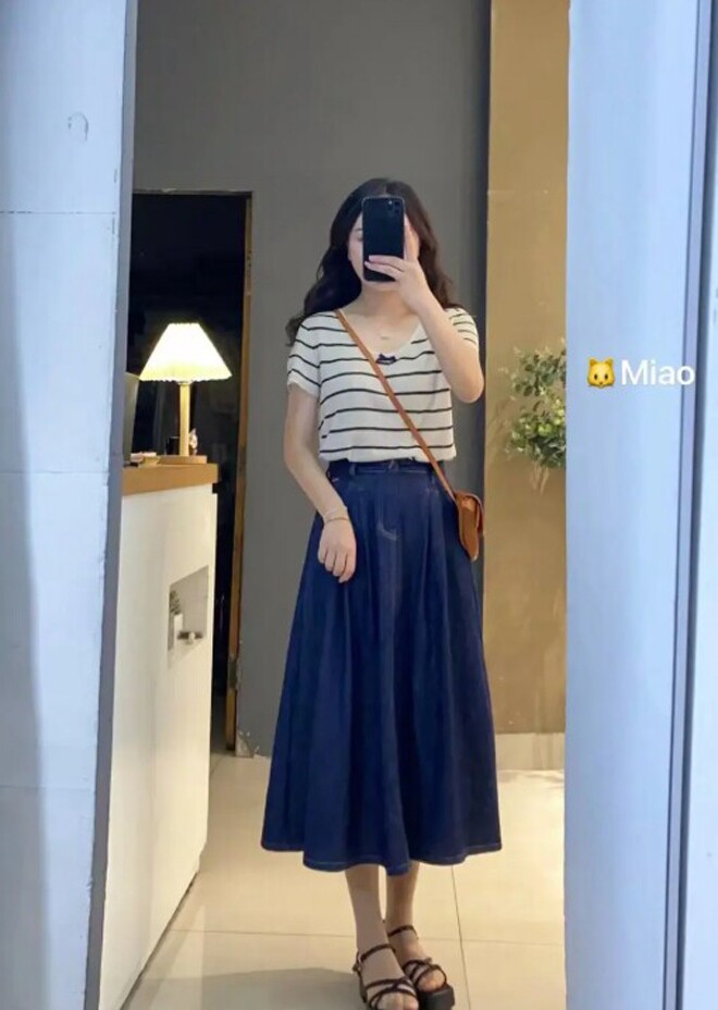 Những cô nàng theo đuổi phong cách thanh lịch mặc áo phông, sơ mi với chân váy thế nào? Họ luôn áp dụng 3 quy tắc - 4
