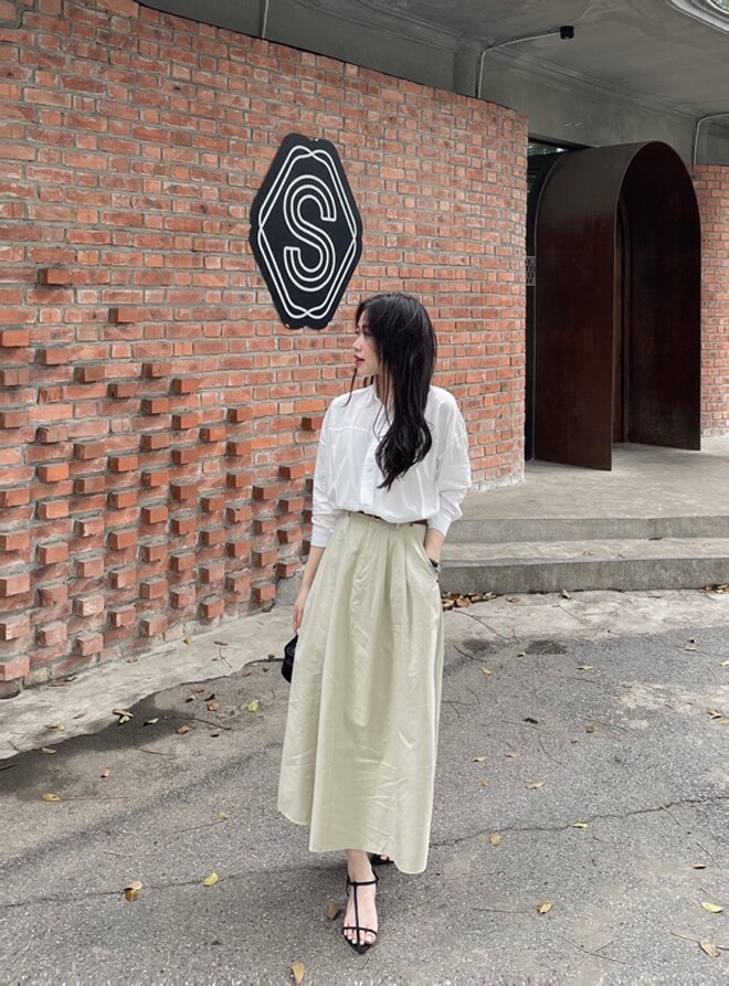 Những cô nàng theo đuổi phong cách thanh lịch mặc áo phông, sơ mi với chân váy thế nào? Họ luôn áp dụng 3 quy tắc - 9
