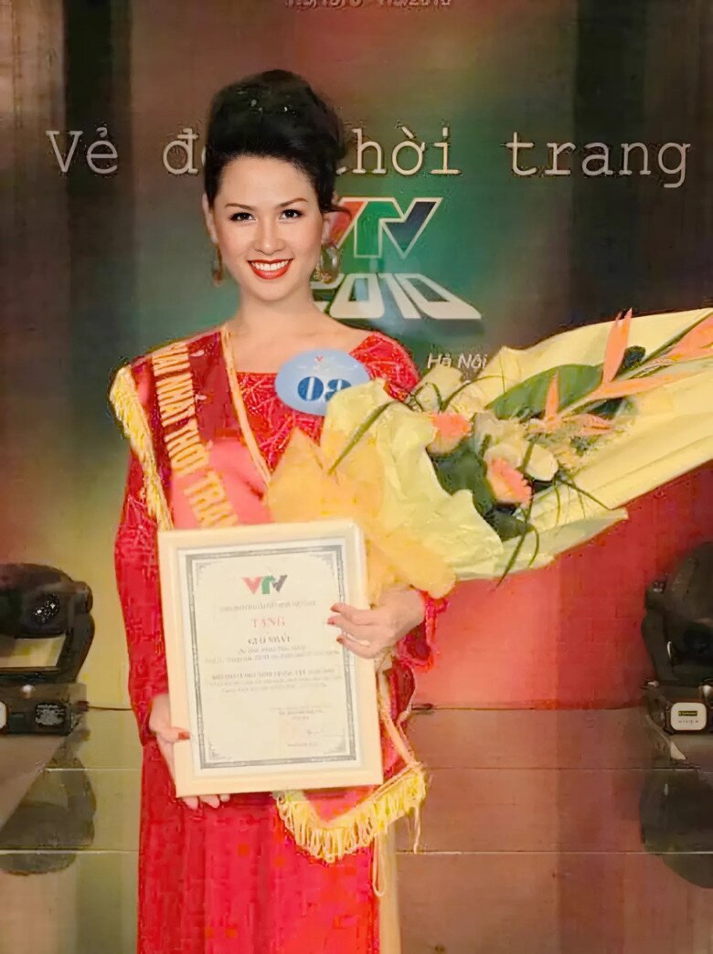 Nữ phóng viên hot MXH với pha xử lý tinh tế trong buổi diễu binh, đoạt giải nhất cuộc thi nhan sắc, từng dẫn Thời sự 19h - 11
