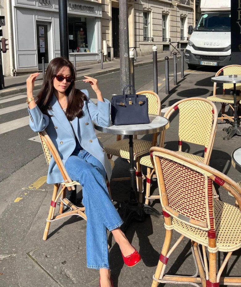 Phụ nữ 40+ đi giày gì với quần jeans bó để vừa cao vừa gầy? 4 mẫu giày &#34;chân ái&#34; giúp chị em như trẻ ra 10 tuổi - 6