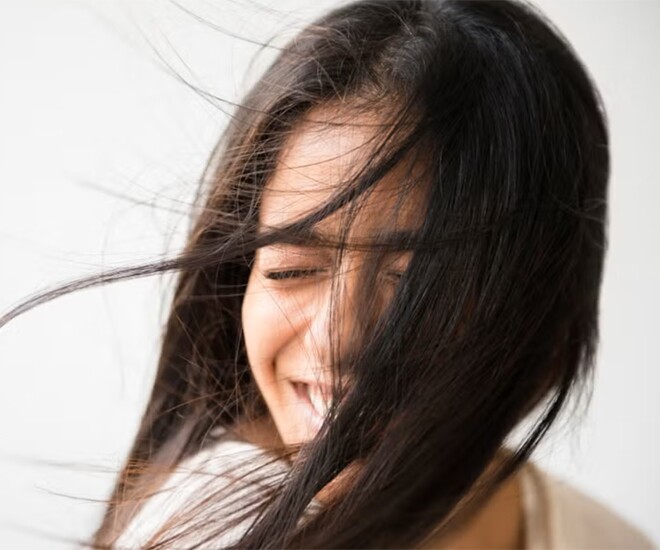Sấy tóc hay để khô tự nhiên để tóc mượt, ít rụng? Với kiểu người này, không sấy tóc sẽ dễ hư tổn nặng nề - 1