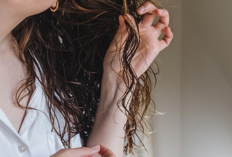 Sấy tóc hay để khô tự nhiên để tóc mượt, ít rụng? Với kiểu người này, không sấy tóc sẽ dễ hư tổn nặng nề - 2