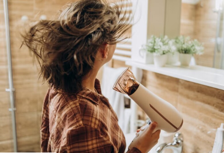 Sấy tóc hay để khô tự nhiên để tóc mượt, ít rụng? Với kiểu người này, không sấy tóc sẽ dễ hư tổn nặng nề - 4