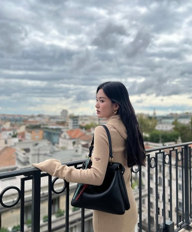 Song Hye Kyo &#34;ăn gian tuổi&#34; nhờ 5 màu trang phục cứ mặc lên là trẻ lại 10 tuổi, hợp mọi tông da - 13