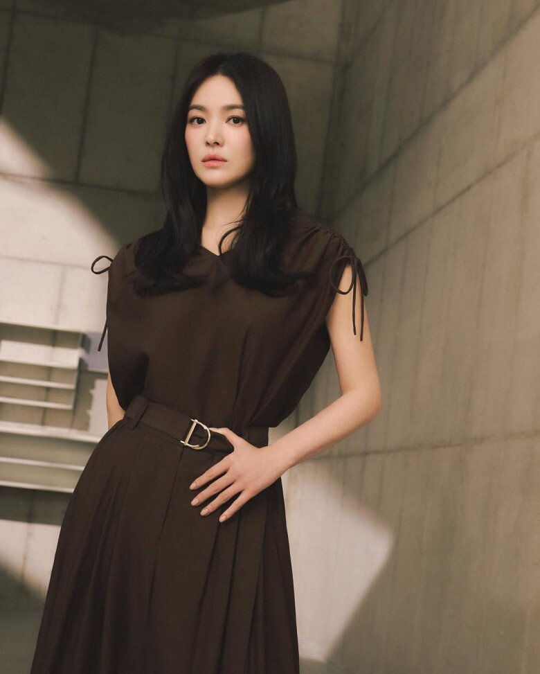 Song Hye Kyo &#34;ăn gian tuổi&#34; nhờ 5 màu trang phục cứ mặc lên là trẻ lại 10 tuổi, hợp mọi tông da - 7