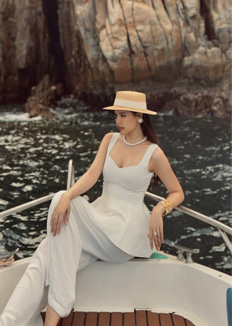 Đi biển không mặc bikini, &#34;dâu hào môn&#34; Phanh Lee lên đồ chứng minh khí chất chuẩn phu nhân hào môn - 2