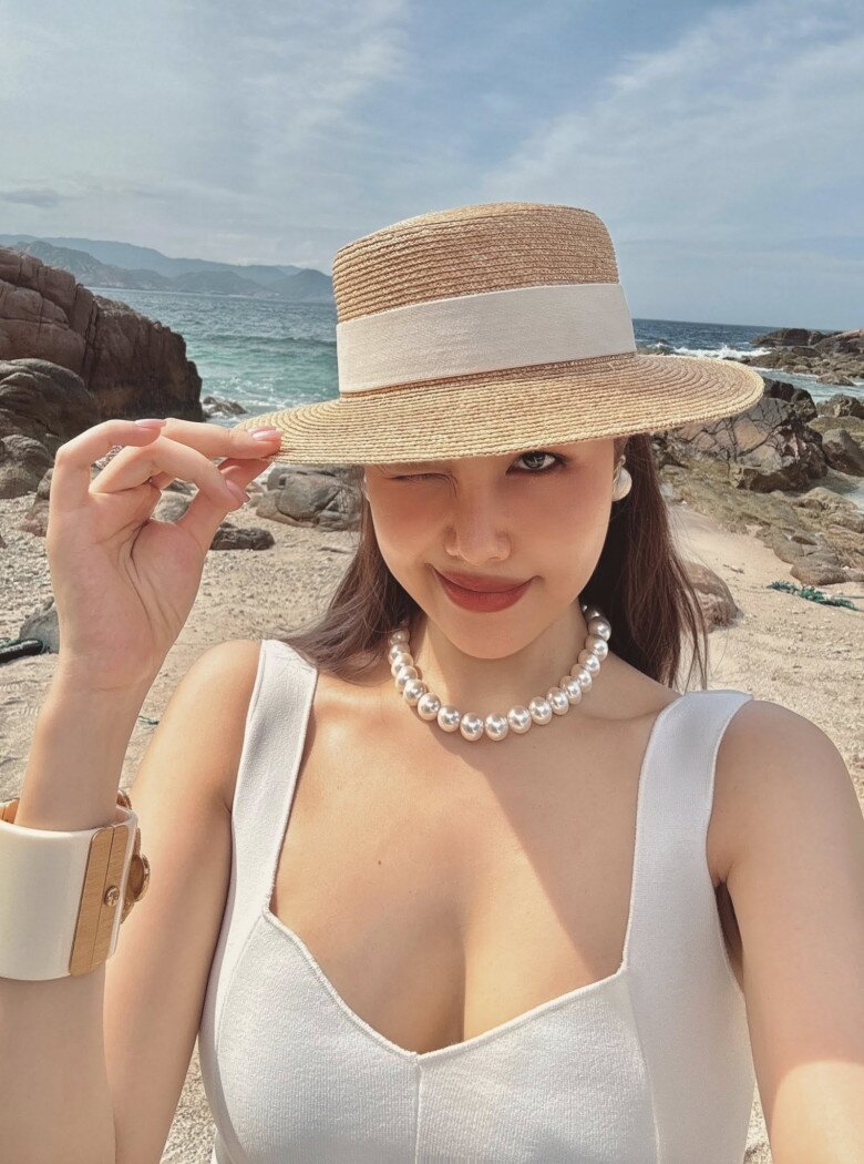 Đi biển không mặc bikini, &#34;dâu hào môn&#34; Phanh Lee lên đồ chứng minh khí chất chuẩn phu nhân hào môn - 4