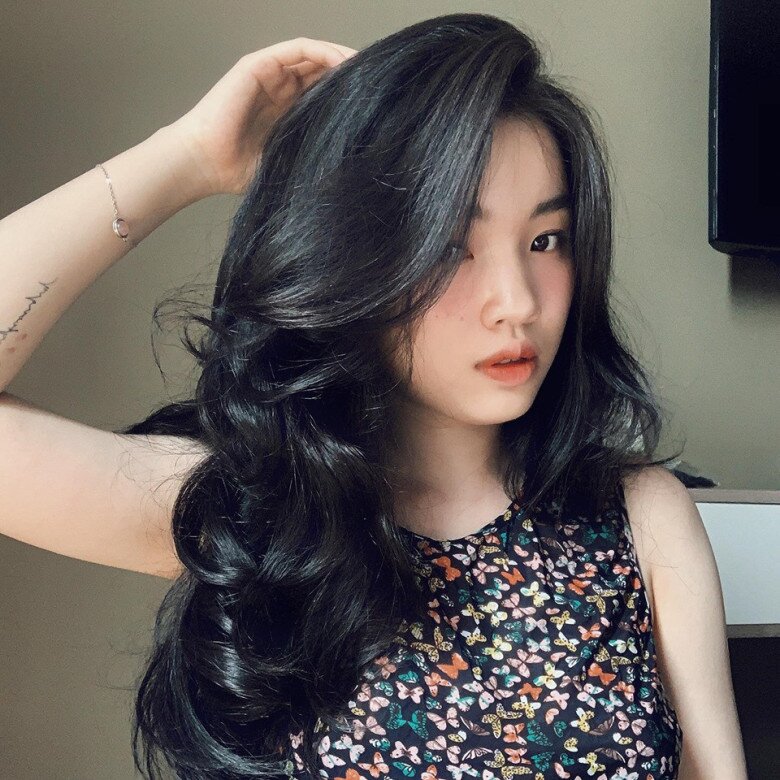 Tóc xoăn: Top 10 kiểu giúp gương mặt thon gọn, tôn ngũ quan hài hòa được yêu thích nhất năm 2025 - 8