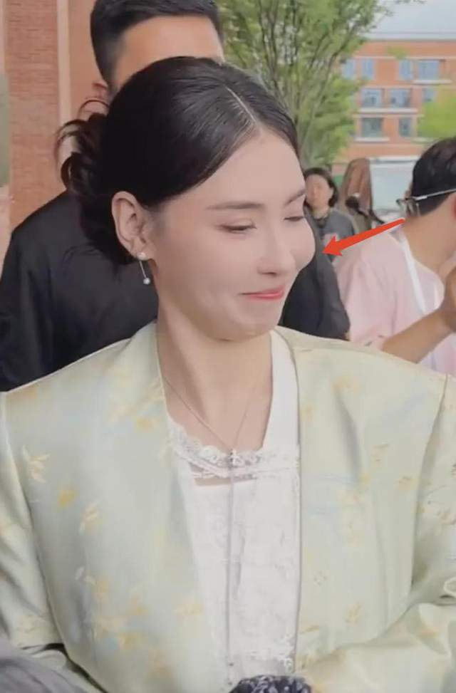U50 trông như 25 tuổi, &#34;quốc bảo nhan sắc&#34; Trương Bá Chi khiến dân tình không nhận ra, netizen nghi “dao kéo” - 5