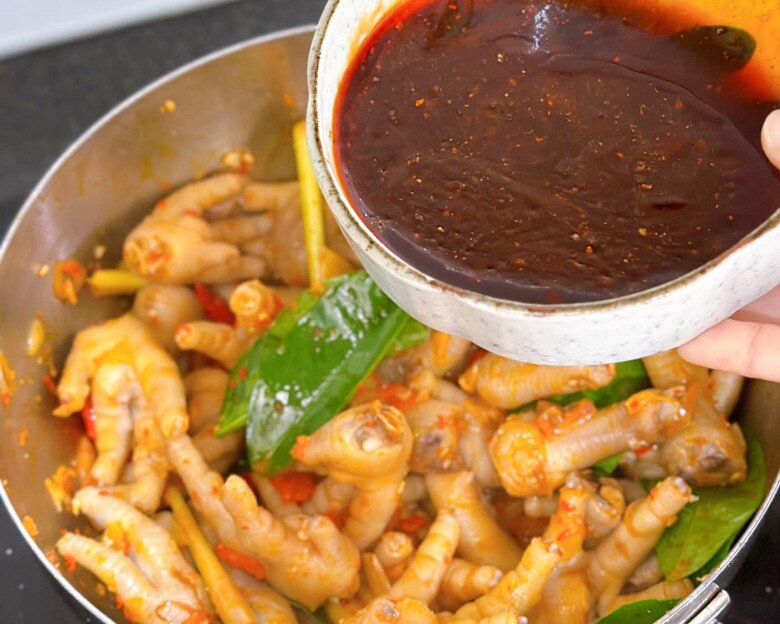 Chân gà không chỉ để luộc hay ngâm, đem xào cay lên là &#34;hết nước chấm&#34; - 4
