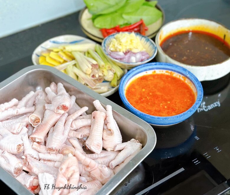 Chân gà không chỉ để luộc hay ngâm, đem xào cay lên là &#34;hết nước chấm&#34; - 2