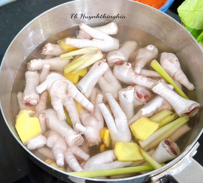 Chân gà không chỉ để luộc hay ngâm, đem xào cay lên là &#34;hết nước chấm&#34; - 3