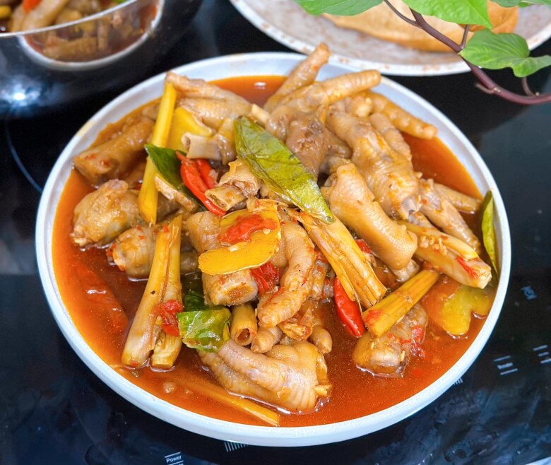 Chân gà không chỉ để luộc hay ngâm, đem xào cay lên là &#34;hết nước chấm&#34; - 6