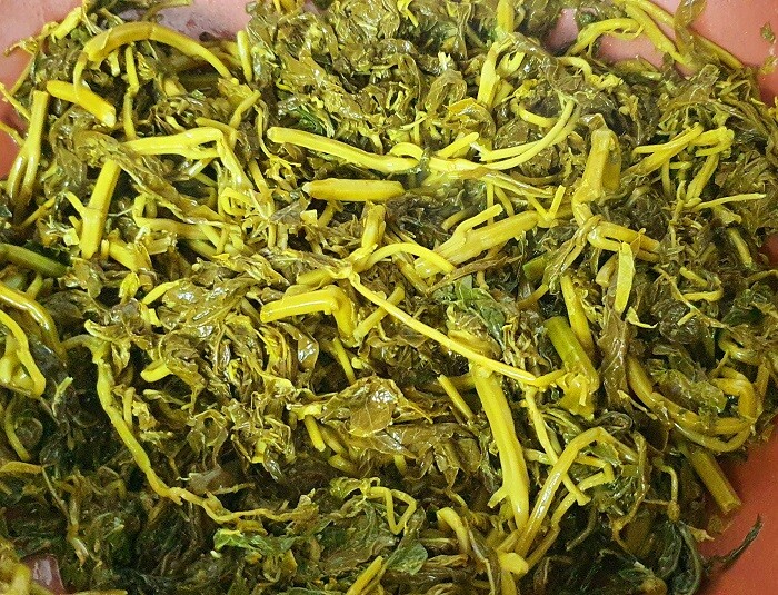 Cứ tưởng trồng chỉ để lấy củ ai ngờ lá của cây này cực ngon, chỉ nấu với lạc thôi đã được món rẻ mà hấp dẫn - 2
