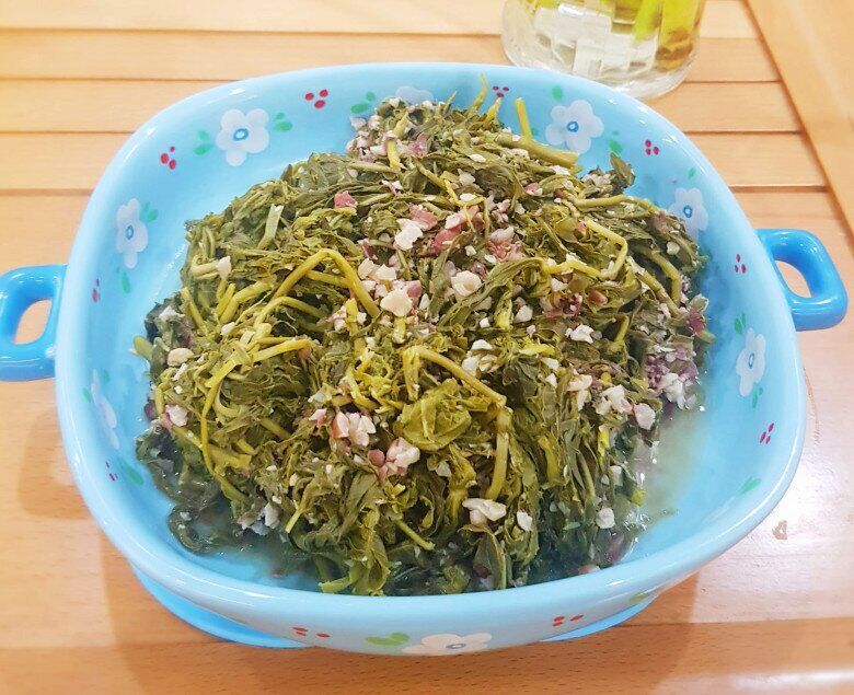 Cứ tưởng trồng chỉ để lấy củ ai ngờ lá của cây này cực ngon, chỉ nấu với lạc thôi đã được món rẻ mà hấp dẫn - 4
