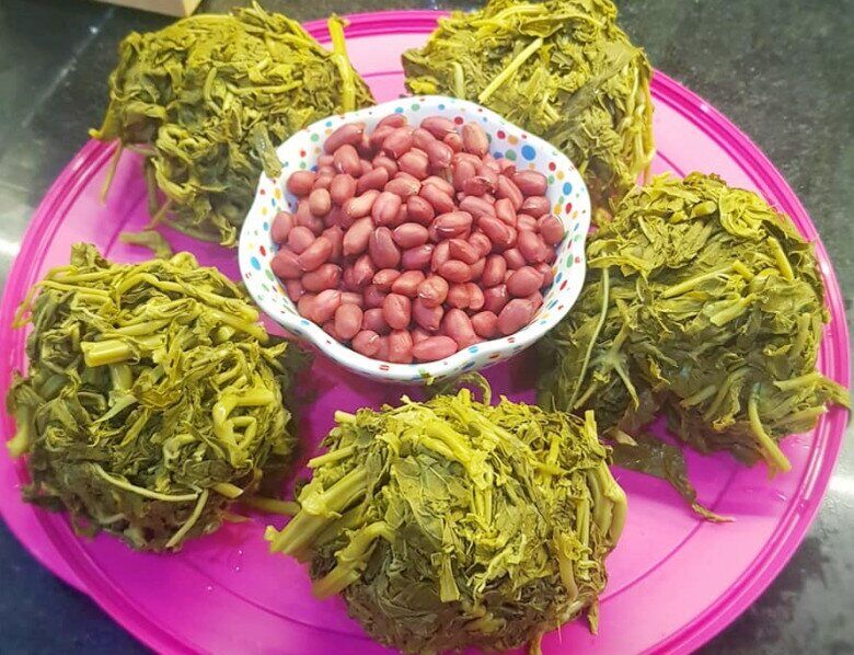 Cứ tưởng trồng chỉ để lấy củ ai ngờ lá của cây này cực ngon, chỉ nấu với lạc thôi đã được món rẻ mà hấp dẫn - 3