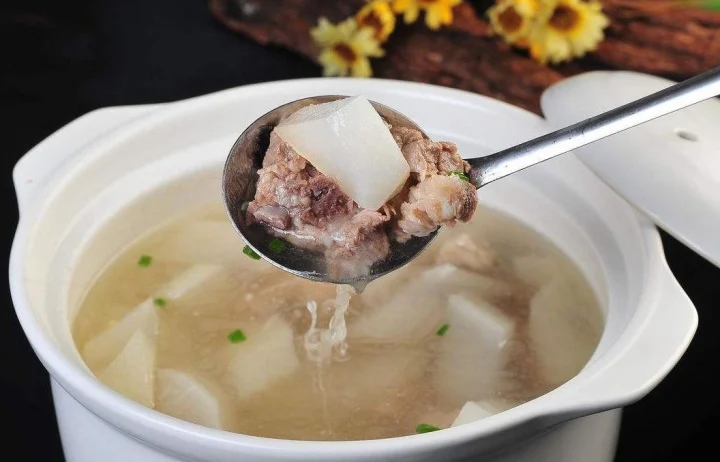 Hầm xương nhất định phải cho 3 gia vị này nước càng trong, ngọt, thơm nức mũi, đem nấu gì cũng ngon - 1