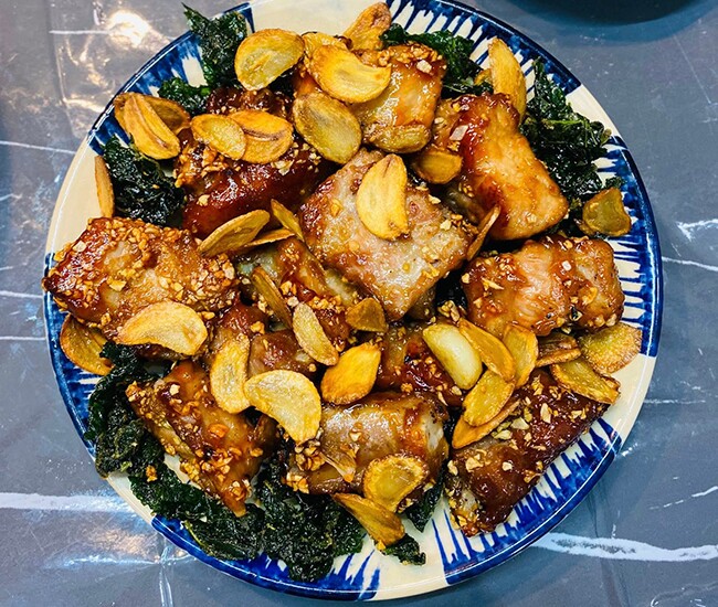 Làm sườn xào chua ngọt mãi cũng chán, đem cháy tỏi được món vừa ngon lại đánh bay nồi cơm - 1