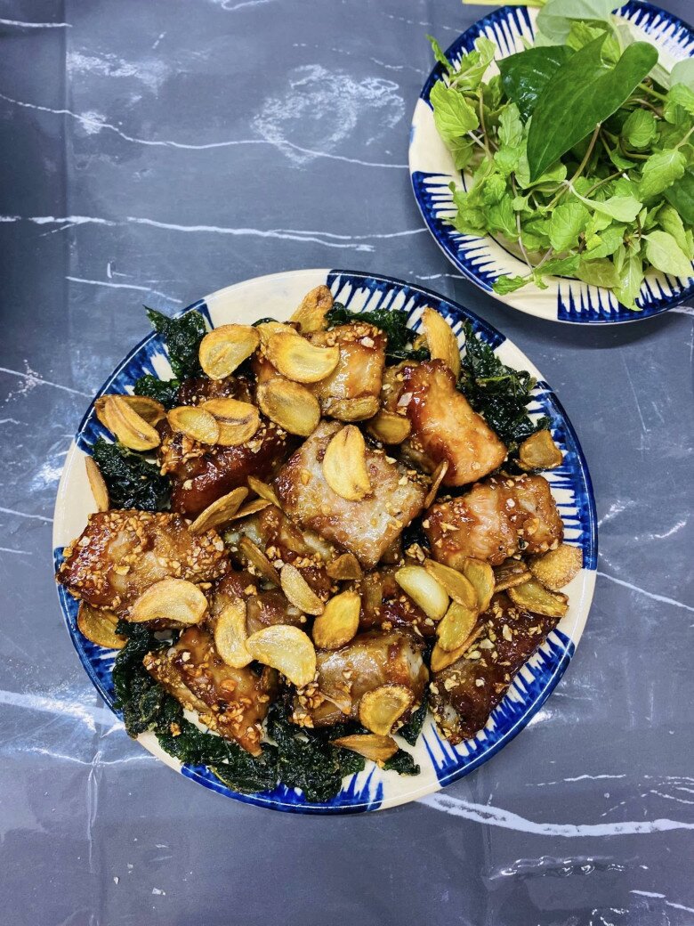 Làm sườn xào chua ngọt mãi cũng chán, đem cháy tỏi được món vừa ngon lại đánh bay nồi cơm - 12