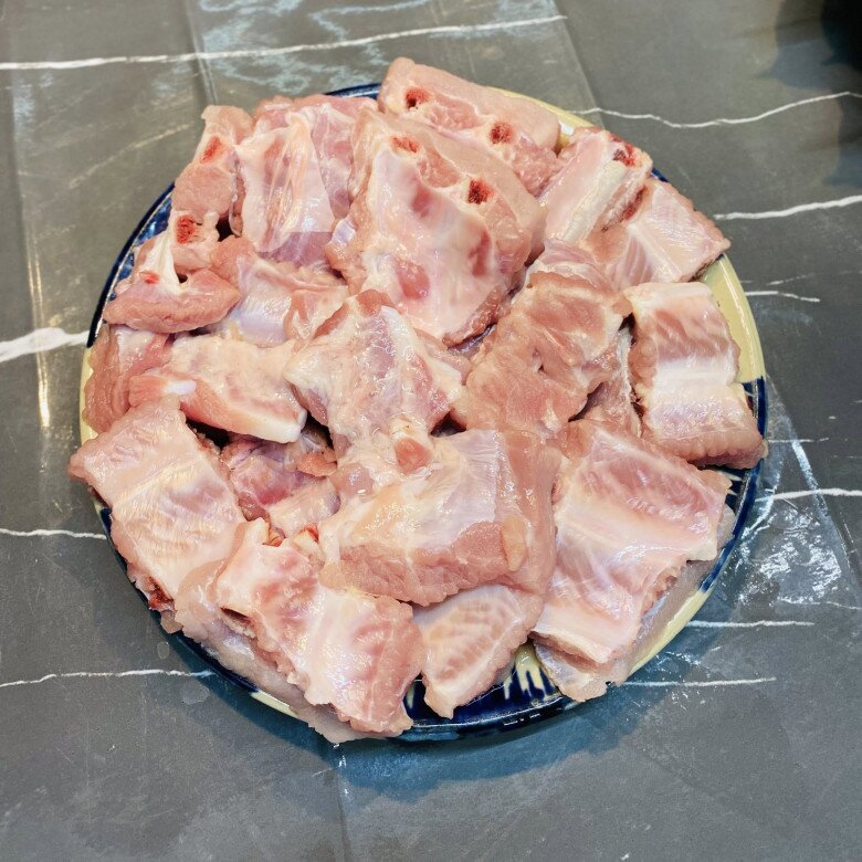 Làm sườn xào chua ngọt mãi cũng chán, đem cháy tỏi được món vừa ngon lại đánh bay nồi cơm - 4