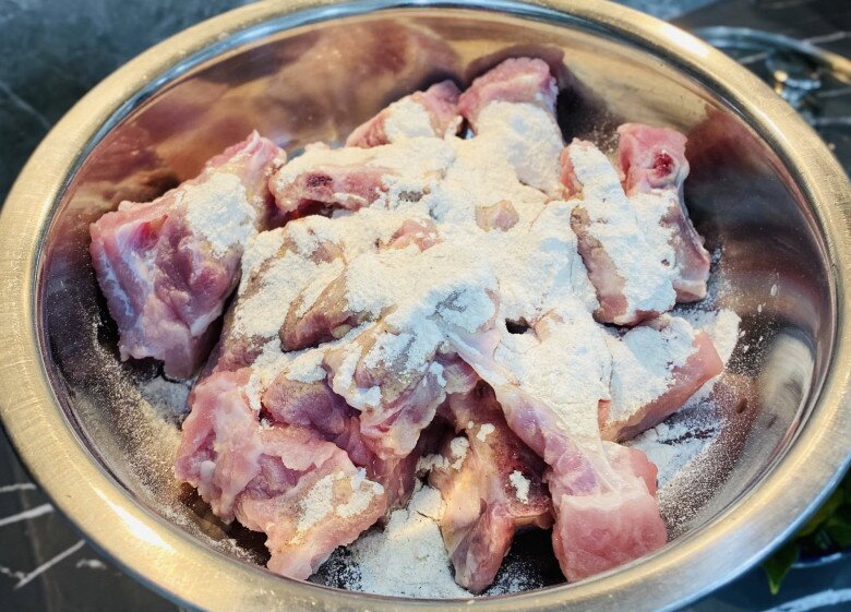 Làm sườn xào chua ngọt mãi cũng chán, đem cháy tỏi được món vừa ngon lại đánh bay nồi cơm - 5