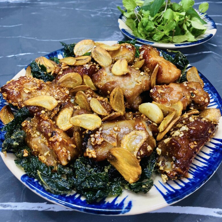 Làm sườn xào chua ngọt mãi cũng chán, đem cháy tỏi được món vừa ngon lại đánh bay nồi cơm - 10