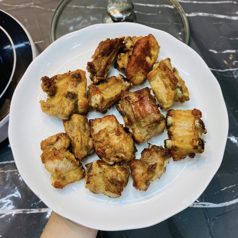 Làm sườn xào chua ngọt mãi cũng chán, đem cháy tỏi được món vừa ngon lại đánh bay nồi cơm - 8
