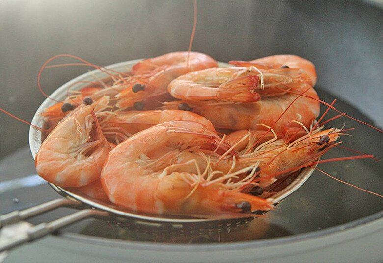 Luộc tôm mãi giờ mới biết, muốn tôm lên màu đỏ đẹp lại không tanh thì phải thêm những thứ rẻ tiền này! - 3