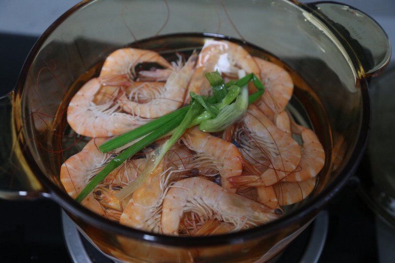 Luộc tôm mãi giờ mới biết, muốn tôm lên màu đỏ đẹp lại không tanh thì phải thêm những thứ rẻ tiền này! - 1