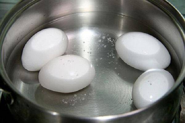Luộc trứng đừng dại cho ngay vào nồi, nhớ làm điều này trước trứng sẽ không nứt, bóc nhẹ là vỏ bong ra - 2