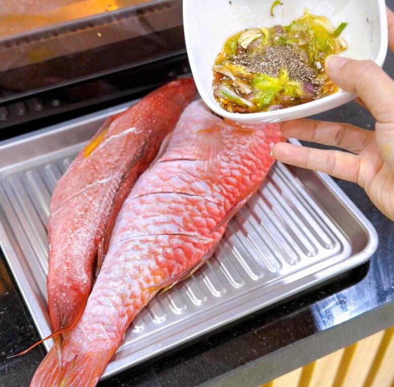 Ngày hè nóng nực, làm ngay cá hấp xì dầu cuốn rau sống chấm mắm nêm cực ngon lại thanh mát - 3
