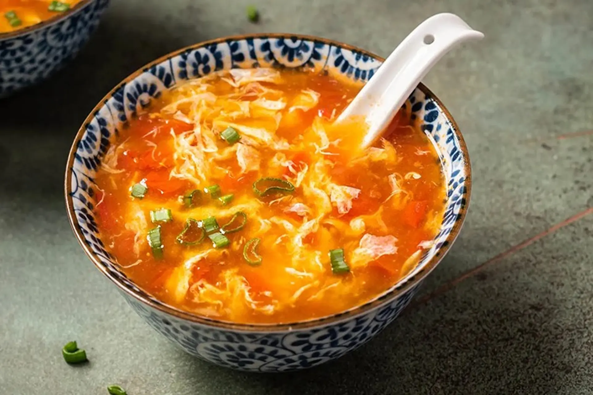 Nấu canh cà chua trứng mãi vẫn tanh, nhớ mẹo này canh nấu lần nào thơm nức lần đó, nổi vân cực đẹp - 4
