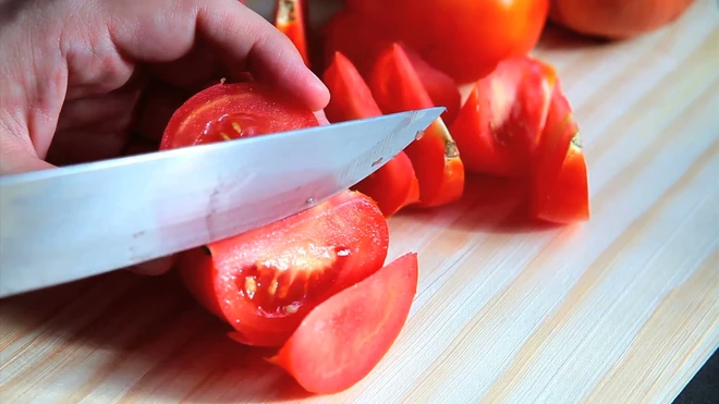 Nấu canh cà chua trứng mãi vẫn tanh, nhớ mẹo này canh nấu lần nào thơm nức lần đó, nổi vân cực đẹp - 1