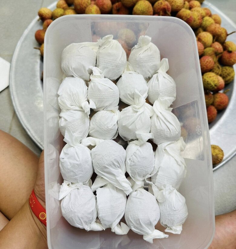 Vải mua về vài hôm là thâm vỏ, học mẹ đảm làm theo cách này để vài tháng vẫn tươi ngon, thích ăn là có - 7