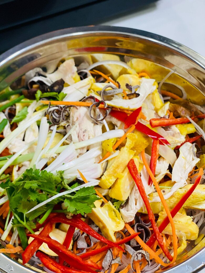 Vét tủ lạnh, nhà có gì dùng đó, mẹ đảm đem gà luộc còn thừa hấp với miến được món ngon, thanh mát lại dễ ăn - 7