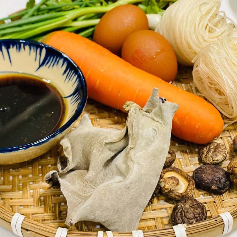 Vét tủ lạnh, nhà có gì dùng đó, mẹ đảm đem gà luộc còn thừa hấp với miến được món ngon, thanh mát lại dễ ăn - 2