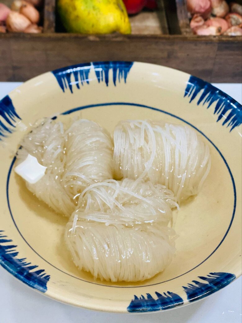 Vét tủ lạnh, nhà có gì dùng đó, mẹ đảm đem gà luộc còn thừa hấp với miến được món ngon, thanh mát lại dễ ăn - 4