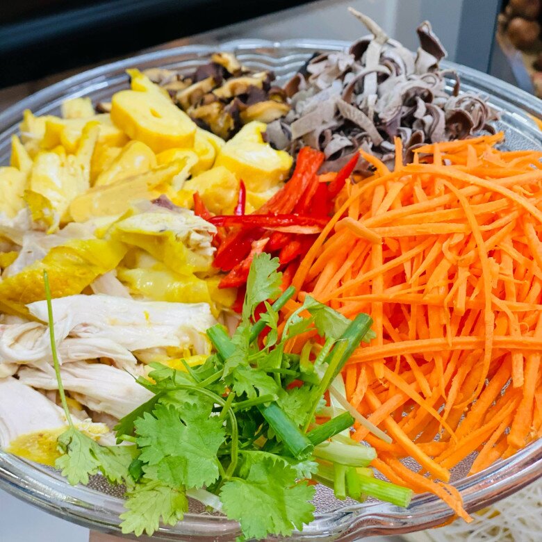 Vét tủ lạnh, nhà có gì dùng đó, mẹ đảm đem gà luộc còn thừa hấp với miến được món ngon, thanh mát lại dễ ăn - 6
