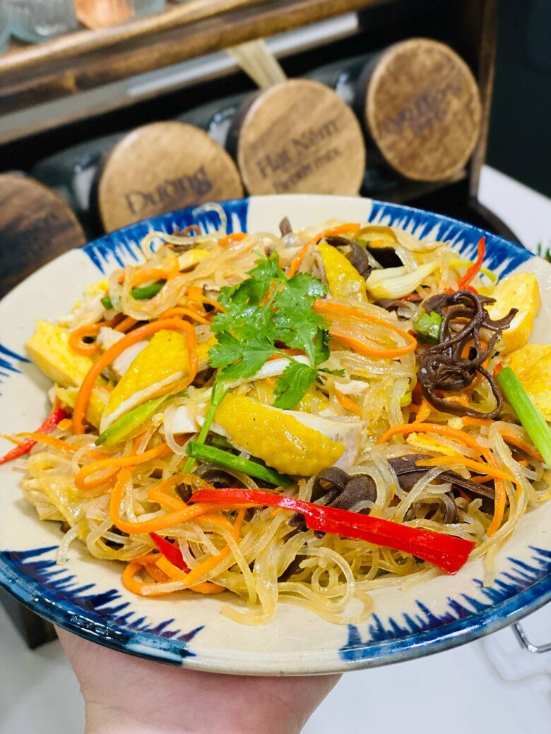 Vét tủ lạnh, nhà có gì dùng đó, mẹ đảm đem gà luộc còn thừa hấp với miến được món ngon, thanh mát lại dễ ăn - 10