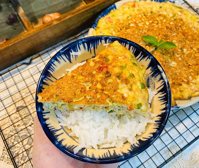 Vét tủ lạnh, nhà còn ít trứng với rau củ, làm ngay thành món này ăn với cơm vừa rẻ lại ngon bổ - 1